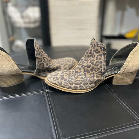 Stylish Leopard Print Ankle Booties - Picture 3 of 4